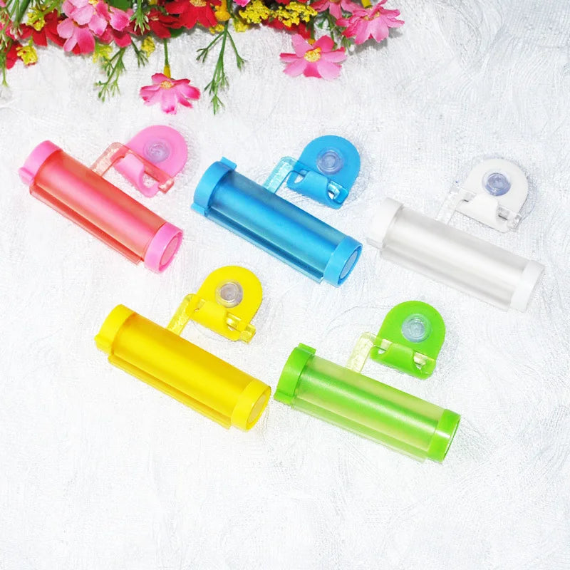 1 PCS Creative Rolling Squeezer Toothpaste Dispenser Tube Partner Sucker Hanging Holde distributeur dentifrice